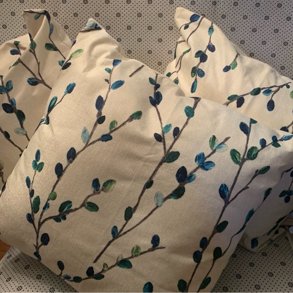 Three beautiful zip pillow cases sold as set of three. - Picture 2 of 5